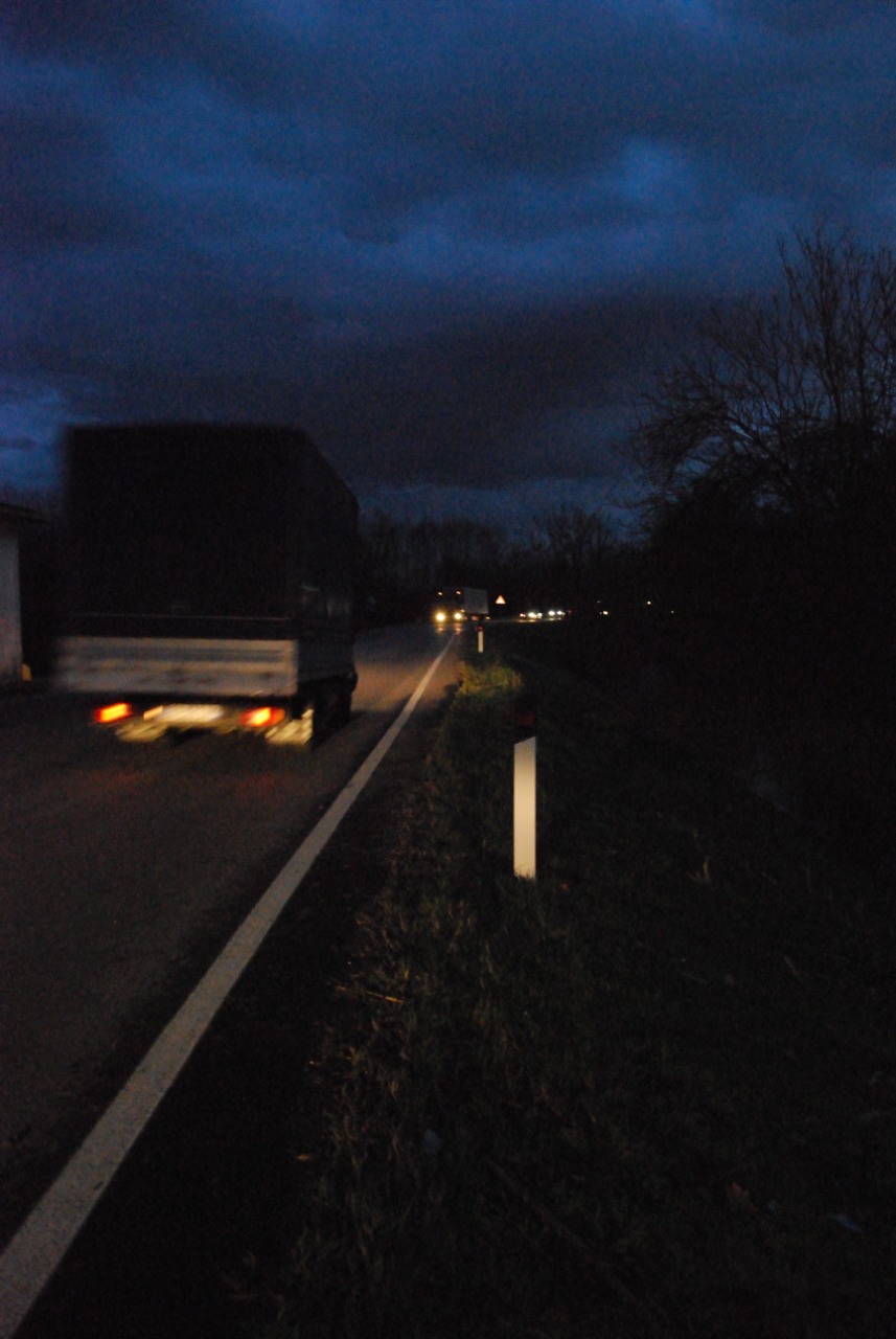 Strada trafficata da auto e Camion provenienti dalle zone industriali vicine che si riversano in direzione del casello